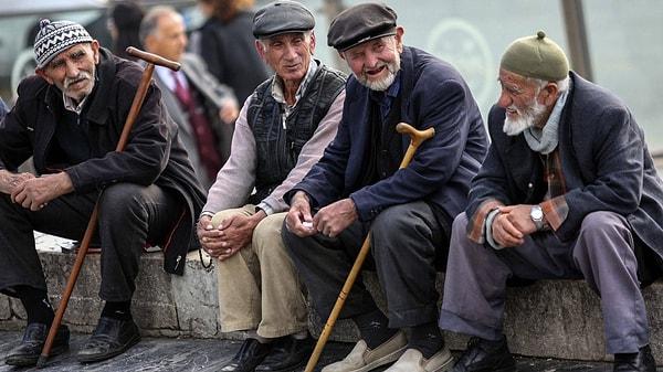 Türkiye’de milyonlarca emekli, artan yaşam maliyetleri altında ezilirken, 31 Mart’ta gerçekleştirlecek yerel seçimler öncesinde zam beklentisi içindeydi.