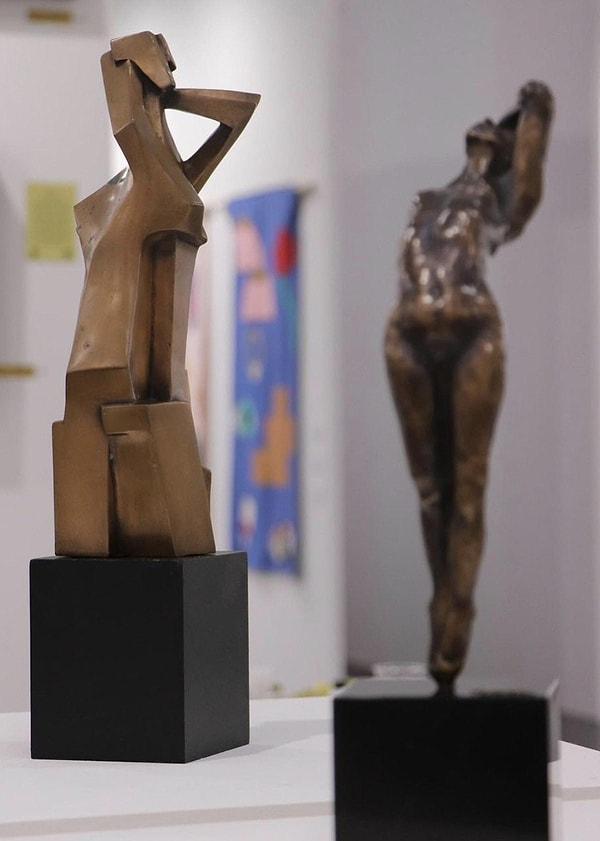 Sosyal medya hesabından zaman zaman paylaşımlar yapan heykeltıraş, oyuncu ve manken Arzum Onan, son olarak Milano'da düzenlenen bir sanat etkinliğinde eserleriyle yer aldı.