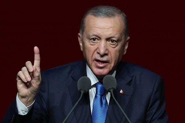 “Erdoğan, İstanbul’da sahaya inmeli” diyen gazeteci Ahmet Hakan,  Cumhurbaşkanı’nın ilçe ilçe, semt semt mitingler yapması, Karadenizliliğini konuşturması, AK Parti’den kaçacak oylara engel olması gerektiğini de vurguladı.