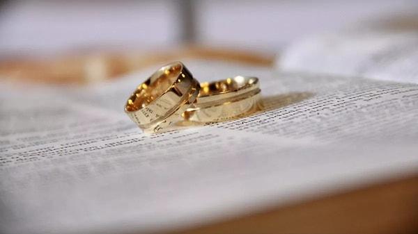Evlilik Kredisi, 30 yaşının altında evlilik yapacak çiftlere veriliyor. İki yıl geri ödemesiz 48 ay vadeli kredide miktar ise 150 bin TL.