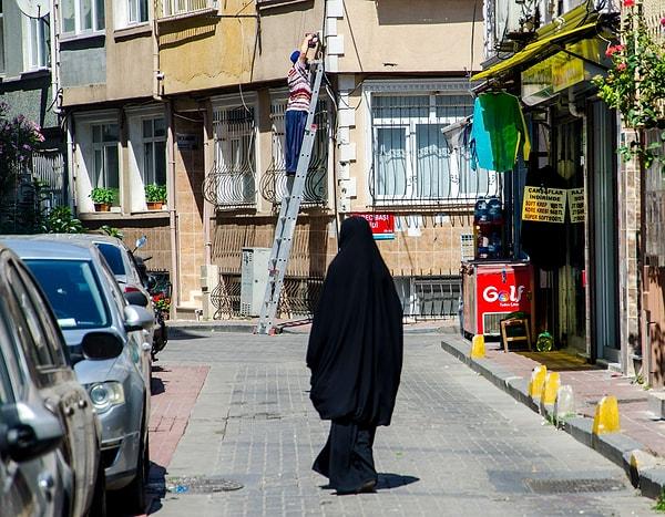 İstanbul'un en muhafazakar ilçelerinden biri olarak Fatih aynı zamanda göçmen ve Suriyeli sığınmacıların da yoğun olarak yaşadığı bir bölge.