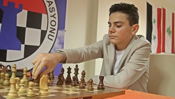 Erwin L’ami ile yaptığı karşılaşmada berabere kalarak son GM normunu almayı garantileyen Ediz Gürel, Türk satranç tarihinin ’En Genç Büyükustası’ ünvanına sahip olmayı başardı.