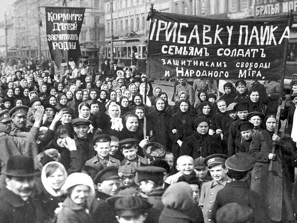 Bayan Zetkin'in uluslararası bir kutlama için orijinal fikri belirli bir güne bağlı değildi. 8 Mart tarihi, 1917'deki savaş zamanı grevinde Rus kadınlarının "ekmek ve barış" taleplerinin ardından seçildi.