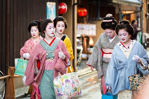 Ancak şimdilerde bu kültür 'fotoğraflamak' yüzünden tehdit altında. Japonya'nın Kyoto şehrindeki popüler geyşa bölgesinin yöneticileri turistlerden şikayetçi.