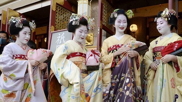 Dünyanın her yerinden gelen turistlerin geyşa nüfusunun kalabalık olduğu Gion kentine gelerek Japon kadın sanatçıları taciz ve rahatsız ettiği vakalar artış gösteriyor. Paparazzi turistler sırf geyşalarla fotoğraf çekinebilmek için kimonolarını ve peruklarını çekiştiriyor. Sokak aralarında geyşaları ve stajyer geyşa denilen maikoları kovalıyor.