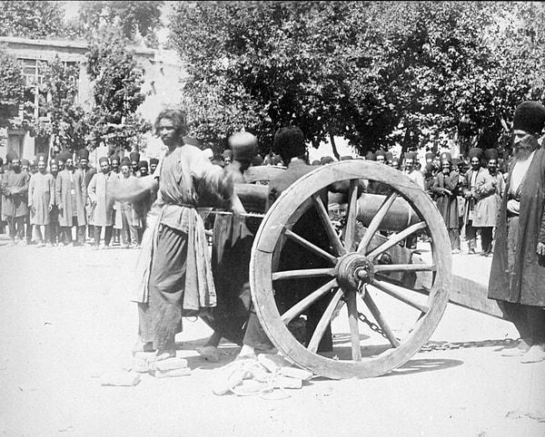 14. 1911 yılında Osmanlı İmparatorluğu'nda "Silahtan Üfleme" olarak bilinen bir yöntemle adam infaz ediliyor.