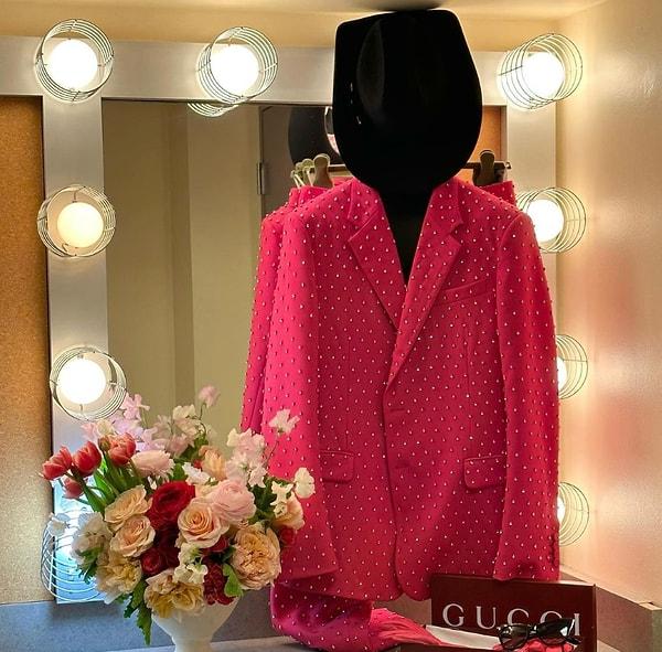 Pazar günü sahneye çıkan 43 yaşındaki Gosling, stilisti Mark Avery'nin Instagram gönderisinde ortaya çıkan özel tasarım Gucci takım elbiseyle süslenmişti. 👇