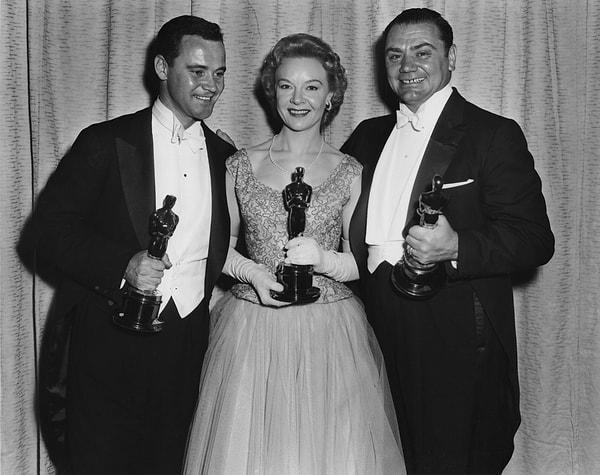 14. Jo Van Fleet'in East of Eden'daki çıkış rolü 1956'da ona Yardımcı Rolde En İyi Kadın Oyuncu ödülünü kazandırdı.