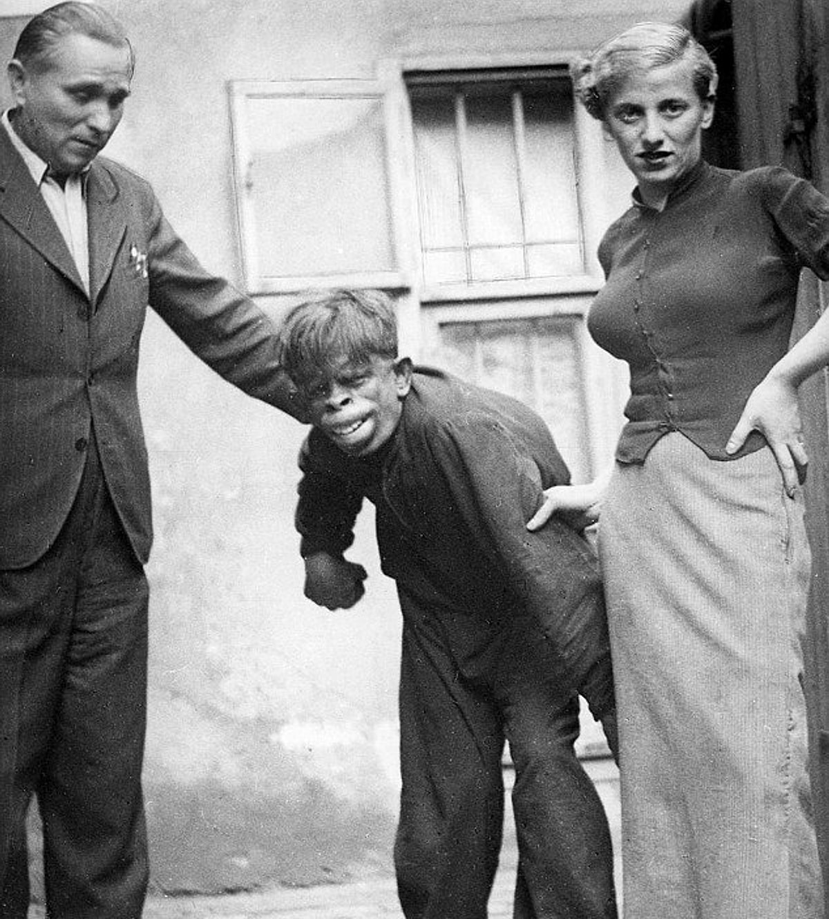 Человек-обезьяна в джунглях бразилии, 1937. Человек-обезьяна в джунглях бразилии, 1937. Человек-обезьяна бразилия 1937. Эмоции человека и обезьяны. Человек-обезьяна бразилия 1937.