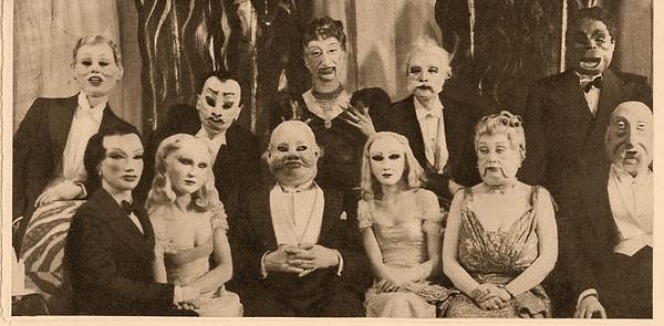 5. 1960'larda ABD'de bir maske partisi.