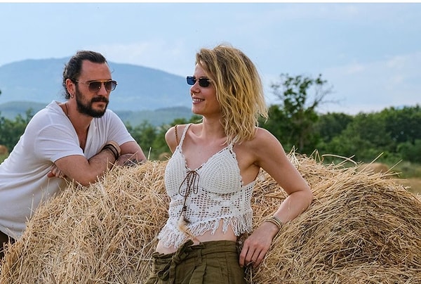 Burcu Biricik 2016 yılında birlikte nikah masasına oturduğu eşi Emre Yetkin ile şimdilerde biricik kızlarının doğumunu bekliyor!