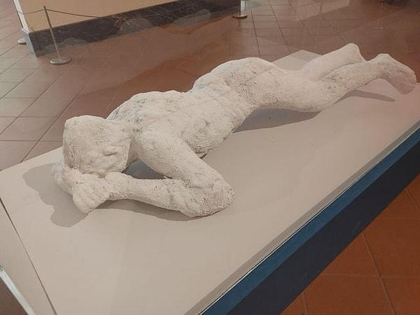 4. M.S 79'da Vezüv Yanardağı'nın patlaması sonucu Pompei'de ölen genç bir kadının alçı kalıbı. Eser Pompei'de sergileniyor.