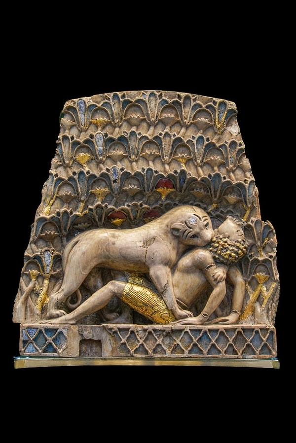10. M.Ö 9.-8. yüzyıllardan kalma, ikinci Ashurnasirpal'nin sarayından bir adamı yiyen dişi aslan şeklindeki fenike fildişi paneli. (Nimrud, Irak)