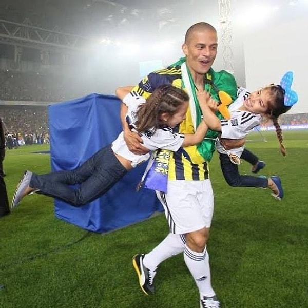 2004 yılında Fenerbahçe forması giyerek Türk futbol tarihine ismini altın harflerle yazdıran Alex de Souza kızıyla gurur duyuyor.