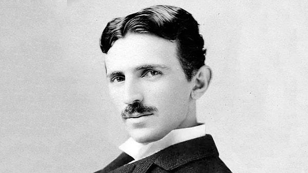 Filmi çekecek olan Showdog Studio, yazar Marc J. Seifer'in Tesla hakkındaki iki biyografik romanının, 1996 tarihli "Wizard: The Life and Times of Nikola Tesla" ve the 2021 tarihli "Tesla: Wizard at War" kitaplarının haklarını satın aldı.
