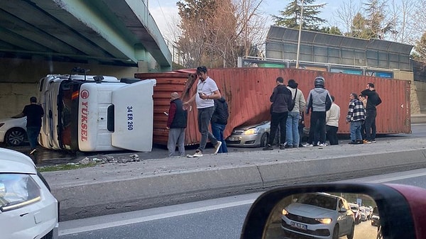 4 kişinin feci şekilde hayatını kaybettiği olaya ait paylaşılan yeni görüntülerde, TIR'ın üst geçide yaklaştığı ve devrildiği anlardaki ilk görüntüleri görülüyor.