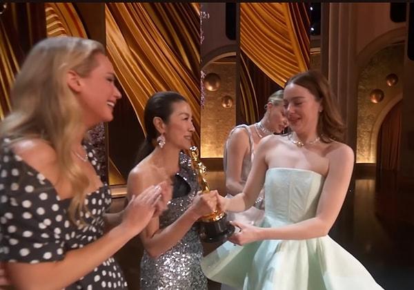 Stone'un adı okunduğunda ise Yeoh ödülü Jennifer Lawrence'a vermek için bir saniye daha bekledi, böylece Lawrence ödülü Stone'a verebilecekti.