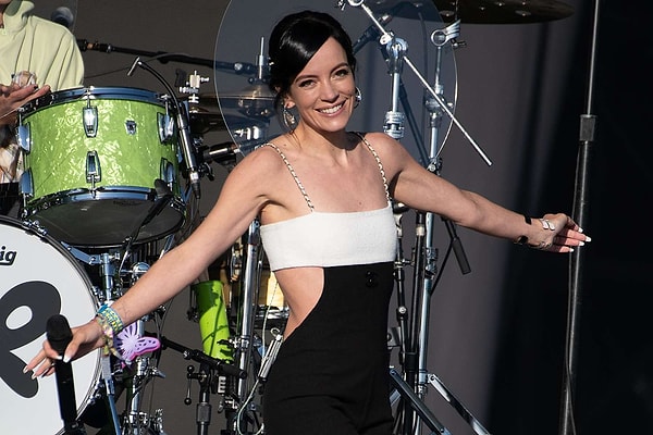 Aranızda şarkıcı Lily Allen'ı tanıyanlarınız vardır: Kendisi 'Littlest Things' ve 'Somewhere Only We Know' şarkılarıyla bir döneme damgasını vurmuştu.