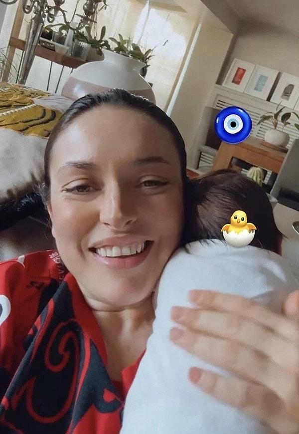 Anne olma heyecanını ilk kez yaşayan Ezgi Mola, oğlu Can'ı 3 Kasım 2023 tarihinde dünyaya getirdi. Bebişinin yüzünü göstermeden yaptığı paylaşımlarla da hepimizin yüzünü gülümsetmişti.