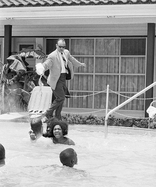6. Monson Motor Lodge motel müdürü, bir grup beyaz ve siyah entegrasyoncu havuzunda yüzerken suya asit döküyor. (18 Haziran 1964)