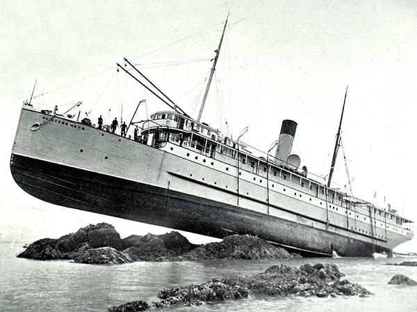 9. Princess May vapuru Alaska'daki Lynn Kanalı'ndaki kayalıkların üzerinde karaya oturduktan sonra. Yolcular, mürettebat ve kargonun tamamı güvenli bir şekilde tahliye edildi. (Ağustos 1910)