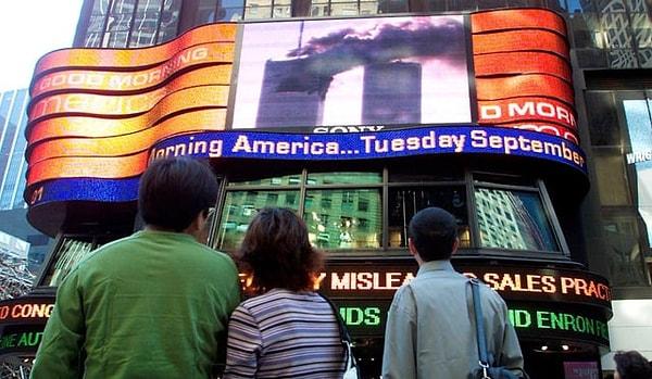 13. Times Meydanı'nda 11 Eylül Saldırılarını bir reklam panosu ekranından izleyen seyirciler. (11 Eylül 2001)