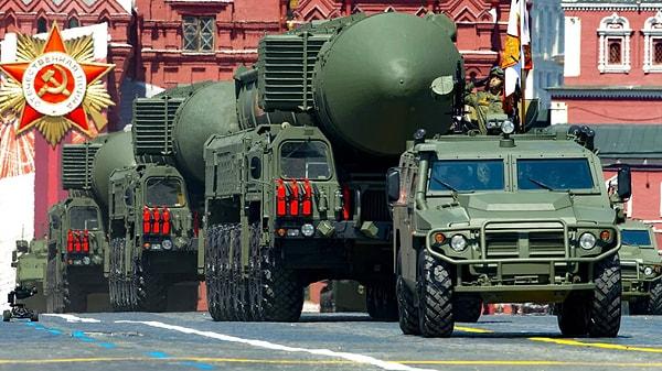 Zirvedeki Rusya’nın, toplam 5 bin 889 nükleer savaş başlığına sahip silahı bulunuyor.