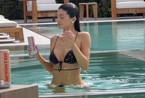 Geçtiğimiz haftalarada kardeşi Kendall Jenner'ın izinden giderek içecek markasını çıkartan Kylie, bir de kendisinin oynadığı reklam filmiyle kısa sürede yeni ürününü sosyal medyada duyurmuştu.