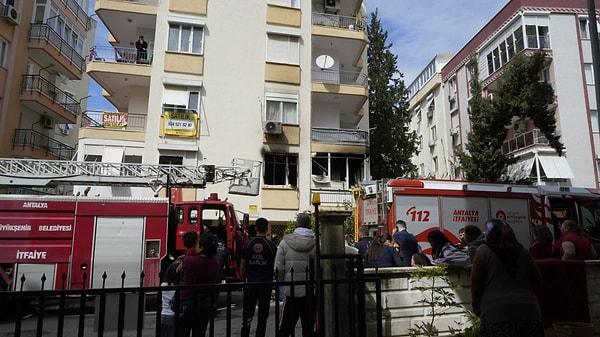 Antalya'nın Muratpaşa ilçesinde bugün saat 13.00 sırasında bir binanın giriş katında yangın çıktı
