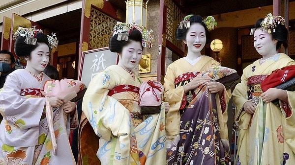 However, this culture is now under threat due to "photographing." The managers of the popular geisha district in Kyoto, Japan, are complaining about tourists.