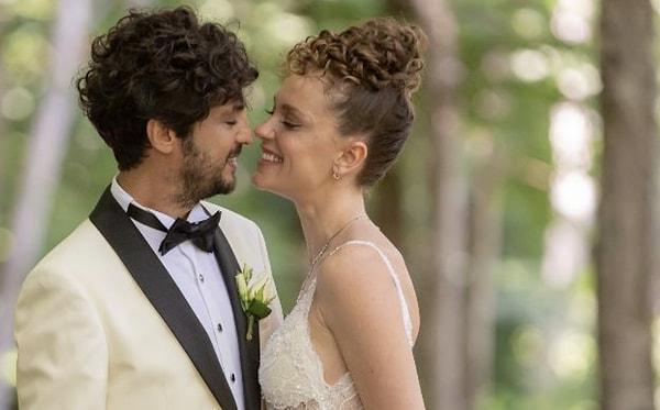 Kendisi gibi başarılı bir oyuncu olan Ece Çeşmioğlu'yla mutlu birlikteliklerini evlilikle taçlandırma kararı alan aktör 2021 senesinde rüya gibi bir düğünle evlenmişti.