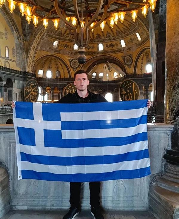 Apostolos Papathedorou isimli Yunan turist, Ayasofya’da Yunanistan bayrağı açtığı fotoğrafı sosyal medyada paylaştı.