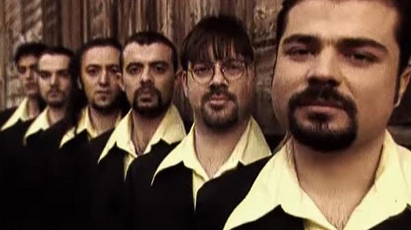Grup Laçin 1998 yılında çıkardığı "Bekar Gezelim" albümüyle Türkiye'de fırtınalar kopartmıştı.