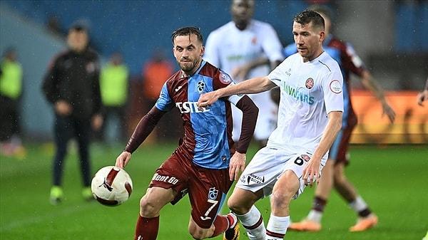 Abdullah Avcı yönetiminde son 5 lig maçında 4 galibiyet, 1 mağlubiyet alan Karadeniz ekibi ise şampiyonluk mücadelesi veren rakibi karşısında kazanarak taraftarlarını mutlu etmek istiyor.