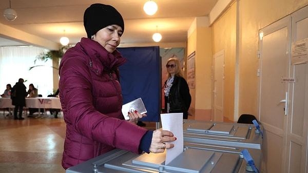 Ülke içinde 112 milyon 309 bin 947, Rusya’nın yurt dışındaki temsilciliklerinde 1 milyon 890 bin 863, Kazakistan'daki Rus Baykonur Uzay Üssü'nde 11 bin 924 kayıtlı seçmen oy kullandı.