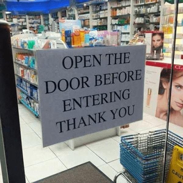 11. "Girmeden önce kapıyı açın. Teşekkürler."
