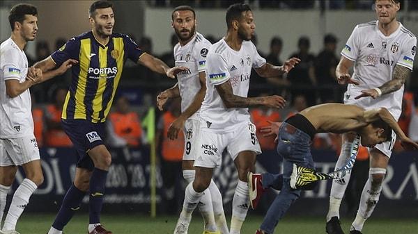 2022 yılında Ankaragücü ile Beşiktaş arasında oynanan müsabakada sahaya giren bir taraftar, Beşiktaşlı futbolcu Salih Uçan'a tekme atmıştı.