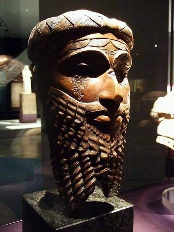 Sargon 56 yıl hüküm sürdü ve yerine oğlu Rimuş geçti ve onun politikalarını devam ettirdi. Ancak saltanatının ilk dönemleri, daha önce fethedilen şehirlerden gelen çeşitli isyanlar ve düzeni yeniden sağlama mücadelesiyle geçti.