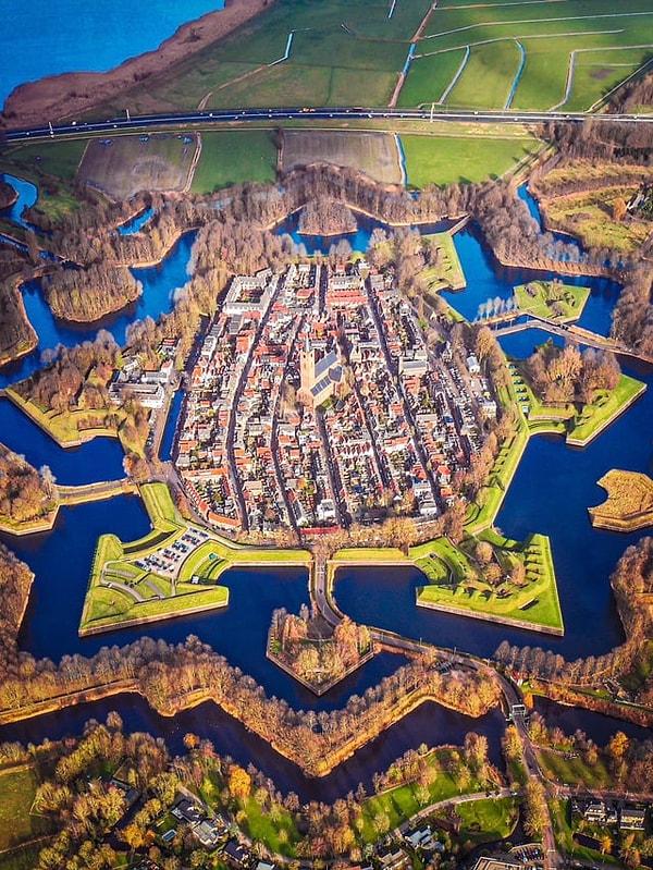 6. Hollanda'daki güçlendirilmiş Naarden şehrinin havadan görünümü. 1300 yılında şehir olma hakları verilen Naarden, surlarla ve hendekle yapılandırılmış yıldız şeklinde bir kaledir.