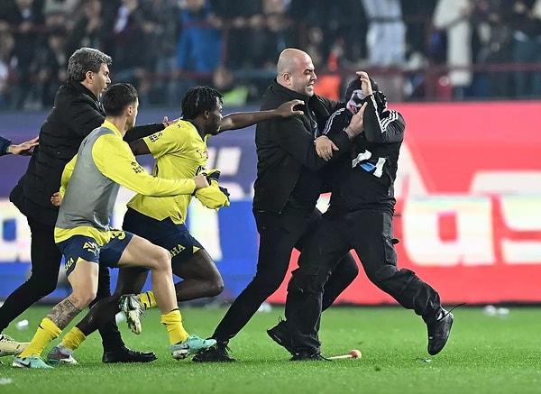 Fenerbahçe'nin deplasmanda 3-2 kazandığı Trabzonspor maçı sonrası ortalık savaş alanına dönmüştü. Sahanın içine atlayan bir grup Trabzonspor taraftarı ile Fenerbahçeli futbolcular arasına kavga çıkmıştı.