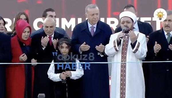 Cumhurbaşkanı Recep Tayyip Erdoğan'ın Ankara'da Atatürk Cumhuriyet Kulesi'nin açılış töreninde gülümseten anlar yaşandı.