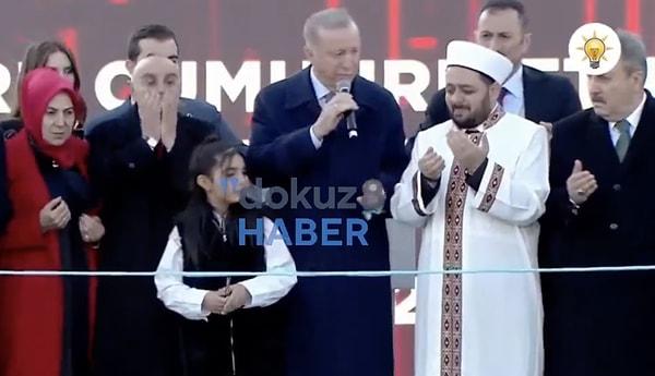Erdoğan'ın burada yaptığı konuşmanın ardından kurdela kesimine geçildi ancak bu sırada açılış için davet edilen imam, Fatiha okumaya başladı.