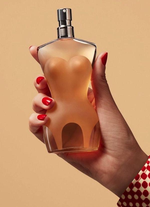 3. Kendine güvenen ve iz bırakmayı seven Koç burcu kadınları için bu parfümü hediye edebilirsiniz.