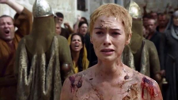 Utanç yürüyüşü sahnesinde Cersei’yi canlandıran oyuncu Lena Headey, çocuklu bir kadın olduğunu ve çıplak olmasının yakışık almayacağını söyleyerek sahnede dublör kullanılmasını istemiş.