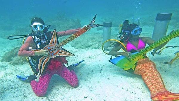 10. Florida'da yapılan denizaltı müzik festivali. 😳