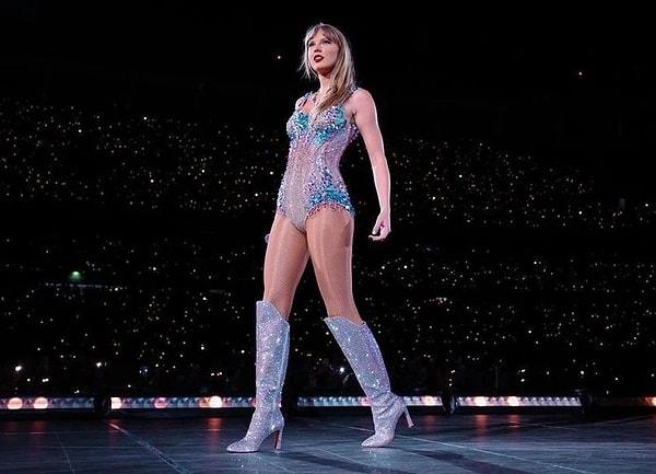 TikTok'ta tekrardan viral olan videoda Taylor Swift, konser esnasında zor anlar yaşıyor.