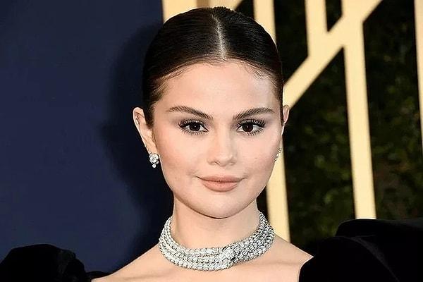 7. Selena Gomez yıllardır var olduğu sektörde birçok farklı kariyeri denemiş, ve son çıkarttığı kozmetik markası oldukça tutulmuştu. Şarkıcının beklenen üstünde sevilen ve talep gören makyaj markasını satacağı söylentileri sosyal medyayı resmen salladı!