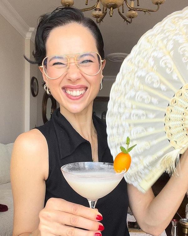 Cem Yılmaz'ın yeni aşkı, Instagram hesabından paylaştığı kokteyl ve yemek tarifleriyle büyük beğeni toplayan Necla Karahalil'miş meğer!