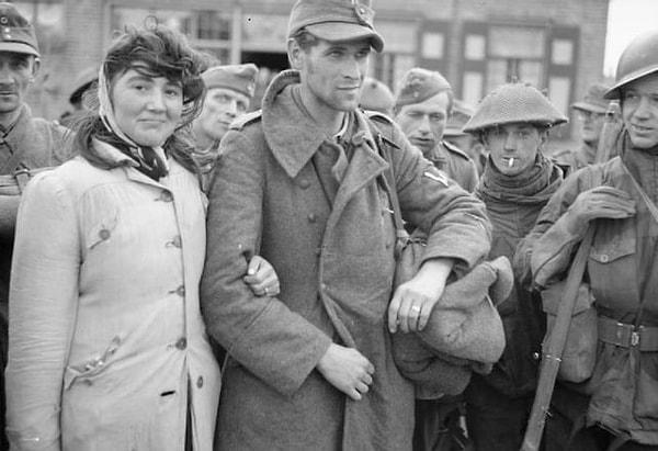 4. Bir Alman askeri olan kocasını terk etmeyi reddeden ve onunla birlikte Müttefiklerin esaretine giden Hollandalı bir kadın. (Walcheren, Kasım 1944)
