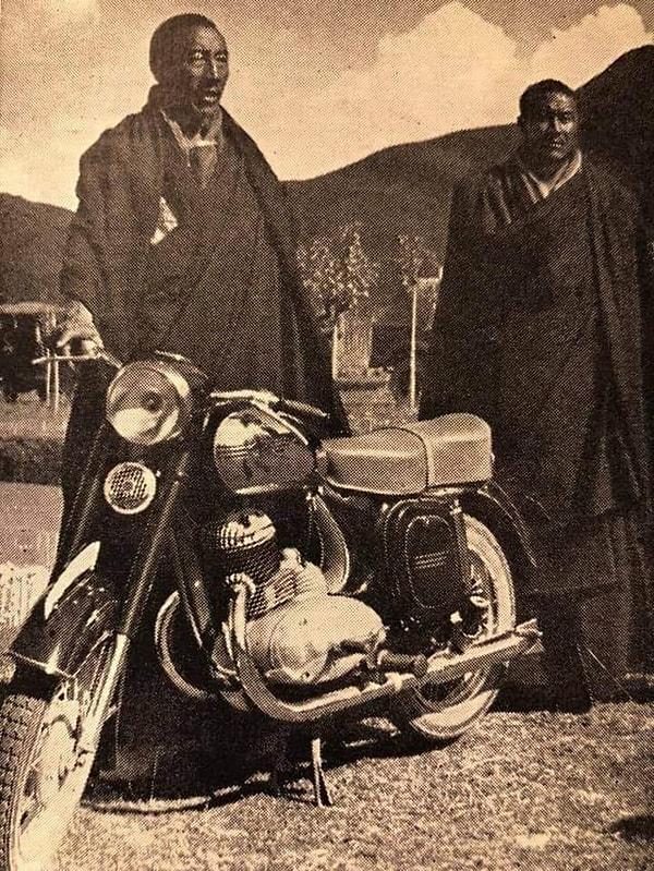 11. 1956'da Çekoslovak motosikleti Jawa 250 ile görüntülenen Tibetli rahipler. Çekoslovakya, Dalai Lama ve Panchen Lama'ya iki Jawa 250 motosikletini hediye olarak bağışladı. Karşılığında Çekoslovak heyetine iki Leopar yavrusu hediye edildi.